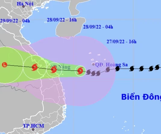 Người dân vùng tâm bão Noru xuống tầng hầm trú ẩn