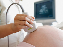 Con gái 26 tuổi đưa mẹ 54 tuổi đi khám thai, lúc bác sĩ gọi vào, cả phòng đều ngớ người