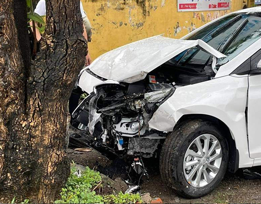 Vừa ra khỏi showroom, Hyundai Accent mất lái đâm thẳng vào gốc cây
