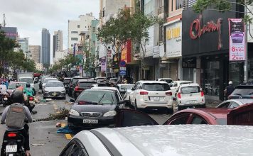 Xe ô tô nằm la liệt trên đường phố Đà Nẵng sau cơn mưa lịch sử đêm 14/10.