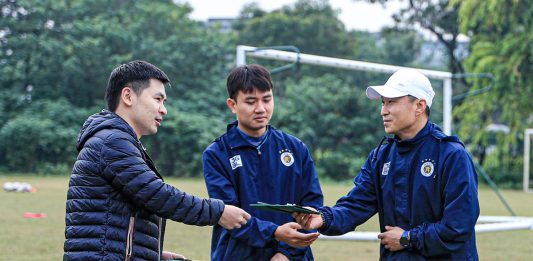 Đỗ Vinh Quang-Đỗ Mỹ Linh đích thân mang thiệp cưới đến sân tập mời cầu thủ