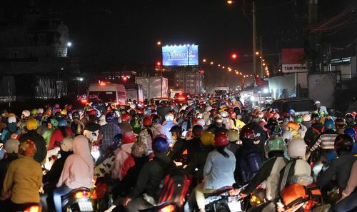 Người dân đội nắng đổ về TP HCM sau kỳ nghỉ lễ dài