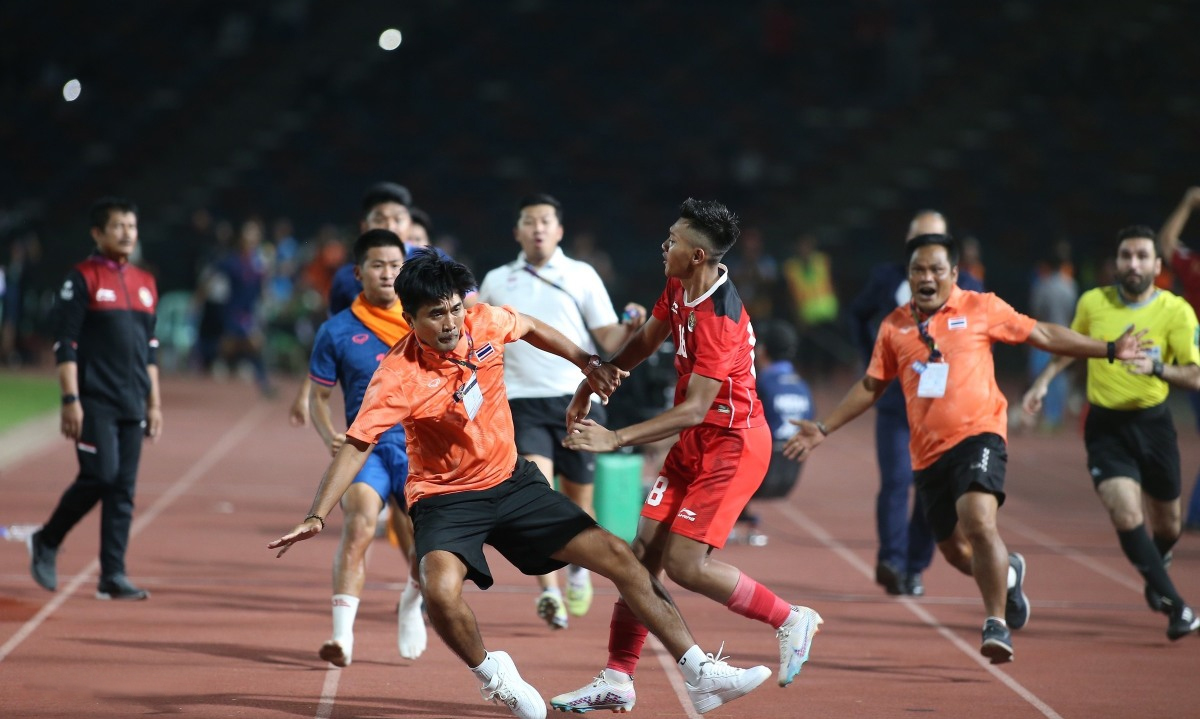 “Mưa thẻ đỏ” và màn “ẩu đả” xấu xí ở chung kết U22 Thái Lan - U22 Indonesia