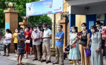 Bố mẹ nghỉ làm đưa con đi thi tốt nghiệp THPT