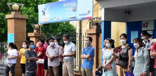 Bố mẹ nghỉ làm đưa con đi thi tốt nghiệp THPT