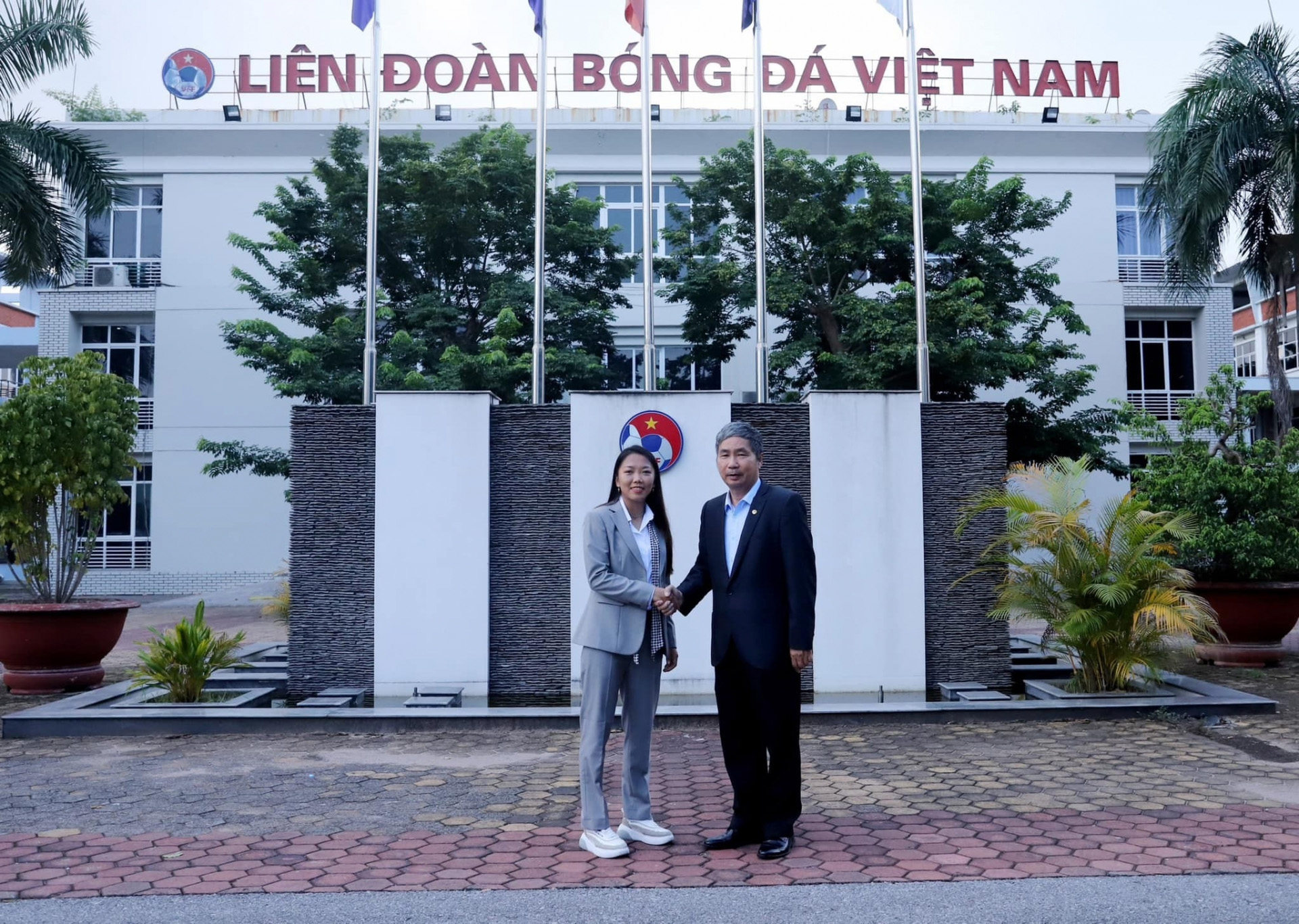 Đội tuyển bóng đá nữ Việt Nam rạng rỡ lên đường dự World Cup nữ 2023