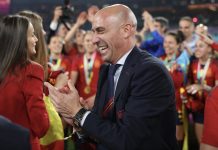 Chủ tịch LĐBĐ Tây Ban Nha phản ứng sau màn khóa môi nữ cầu thủ