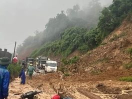 Mưa lớn sạt lở trên Quốc lộ 6, đoạn qua Dốc Cun