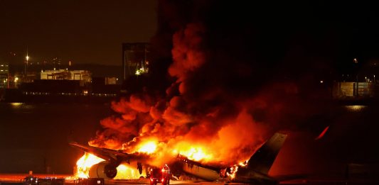 379 hành khách thoát khỏi máy bay Nhật Bản