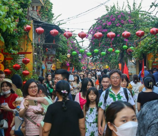 người lao động vui sướng với kỳ nghỉ 5 ngày dịp 30/4-1/5