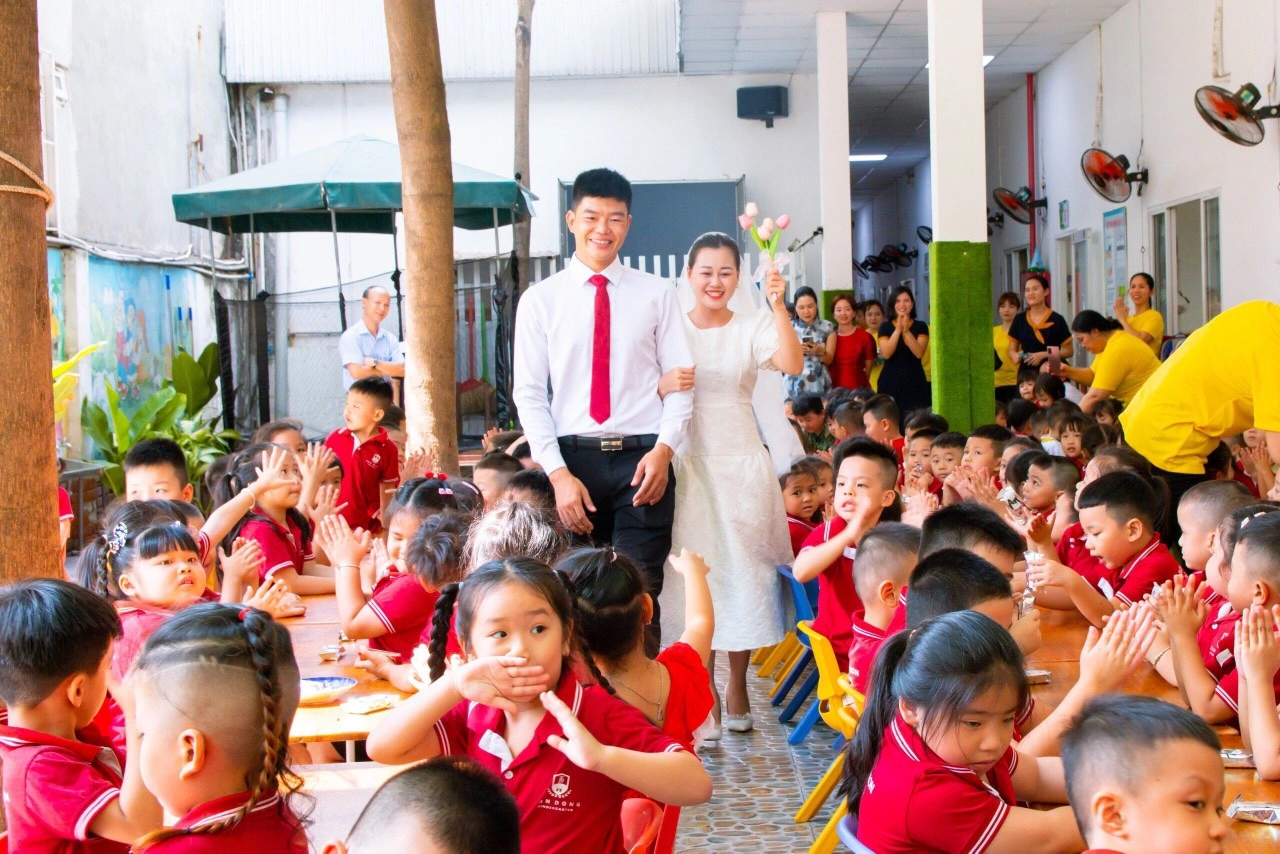 Cô giáo tổ chức cưới tại trường mầm non, cùng dàn bê tráp gây sốt