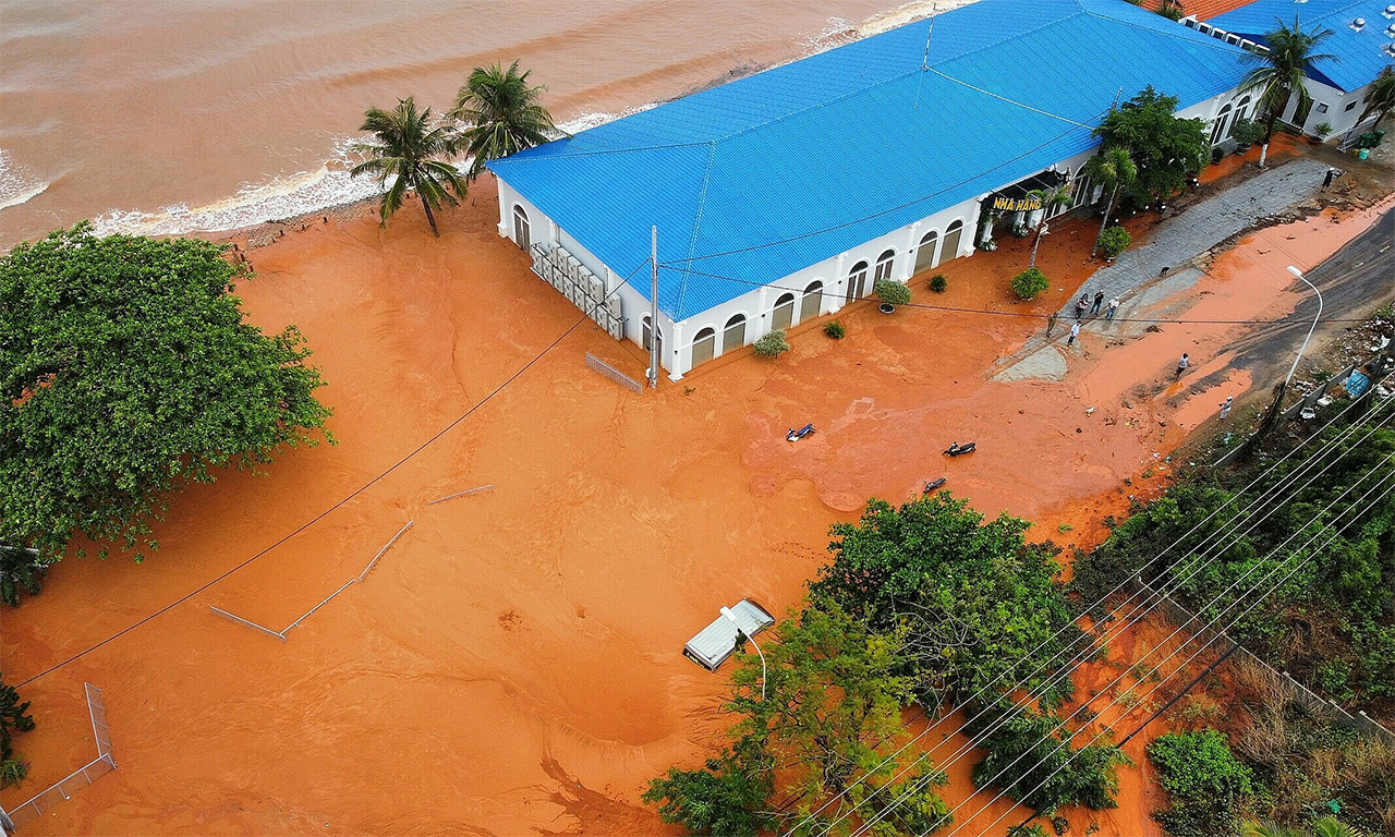 Lũ cát ập xuống khu du lịch ở Mũi Né