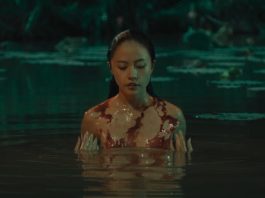 Cảnh bán khỏa thân gây tranh cải của Tấm