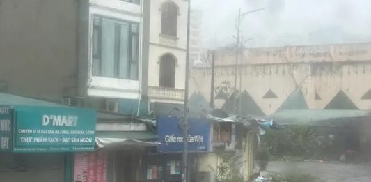 Bão đã vào Quảng Ninh, gió giật kinh hoàng