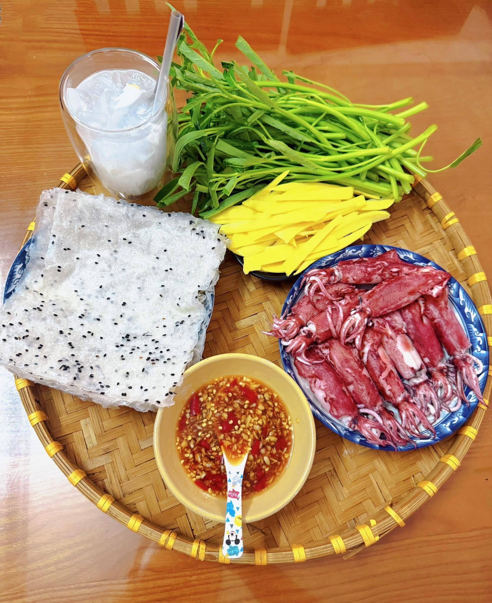 mực hấp cuốn rau muống bánh tráng