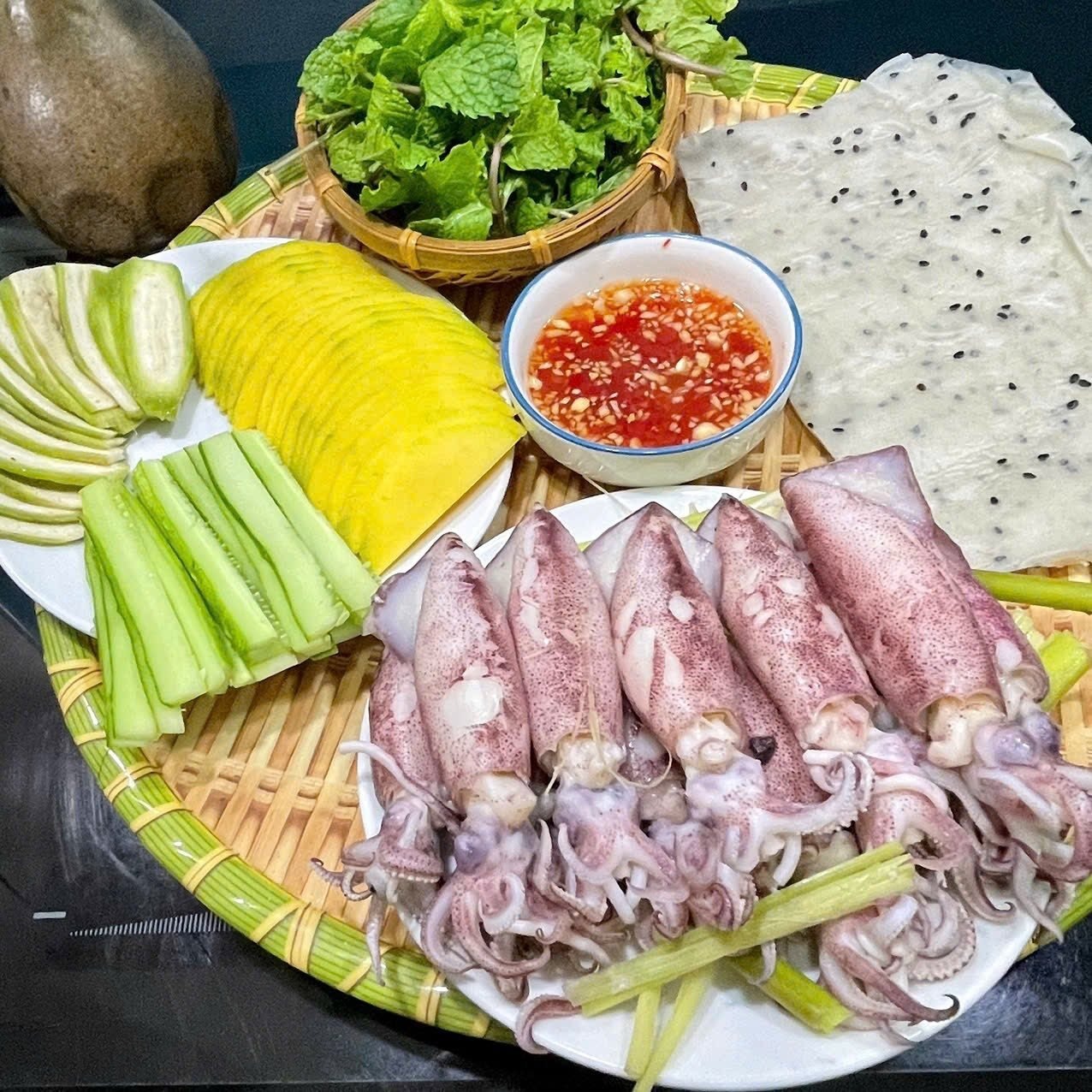 mực hấp cuốn rau muống bánh tráng