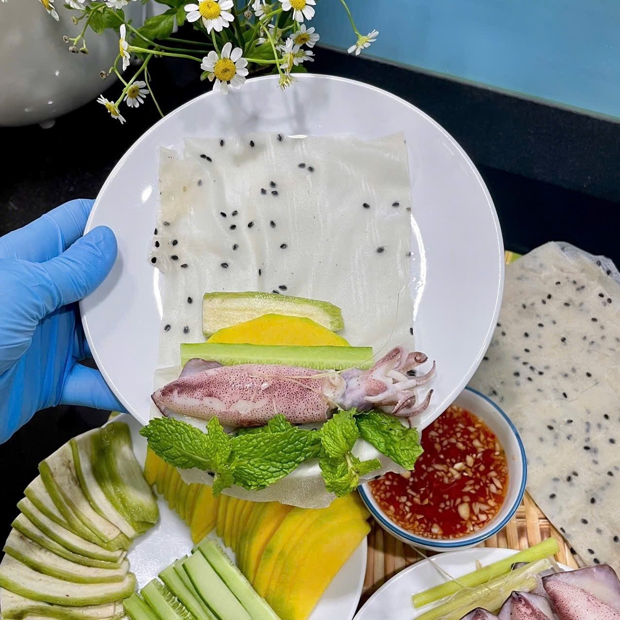 mực hấp cuốn rau muống bánh tráng