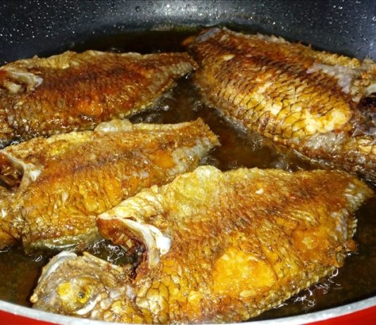 Cách chiên cá không dính chảo đơn giản, hiệu quả
