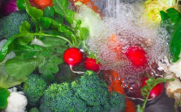 Cách Rửa Sạch Thuốc Trừ Sâu Trên Rau: Ngâm Nước Muối Loãng Hiệu Quả