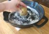 Bí quyết làm sạch chảo chống dính hiệu quả với muối hạt