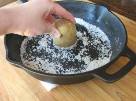 Bí quyết làm sạch chảo chống dính hiệu quả với muối hạt Bí quyết làm sạch chảo chống dính hiệu quả với muối hạt