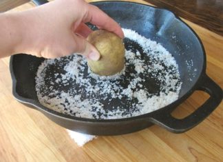 Bí quyết làm sạch chảo chống dính hiệu quả với muối hạt
