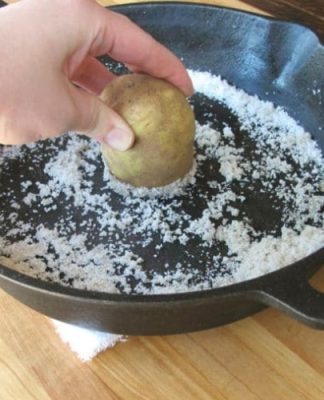 Bí quyết làm sạch chảo chống dính hiệu quả với muối hạt Bí quyết làm sạch chảo chống dính hiệu quả với muối hạt