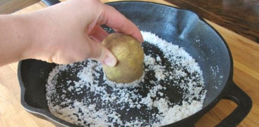 Bí quyết làm sạch chảo chống dính hiệu quả với muối hạt