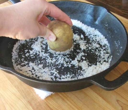 Bí quyết làm sạch chảo chống dính hiệu quả với muối hạt Bí quyết làm sạch chảo chống dính hiệu quả với muối hạt