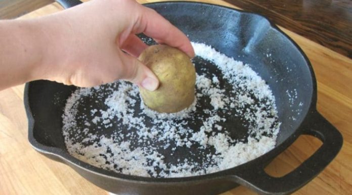 Bí quyết làm sạch chảo chống dính hiệu quả với muối hạt
