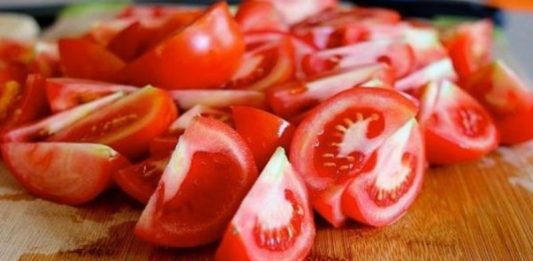Cách Cắt Cà Chua Mỏng Đều Một Cách Hoàn Hảo
