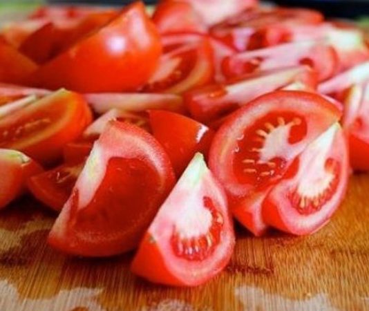 Cách Cắt Cà Chua Mỏng Đều Một Cách Hoàn Hảo