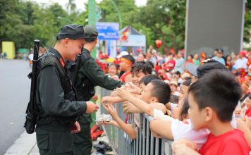 Gia đình có trẻ nhỏ đi xem diễu binh A80 cần lưu ý gì? Gia đình có trẻ nhỏ đi xem diễu binh A80 cần lưu ý gì?