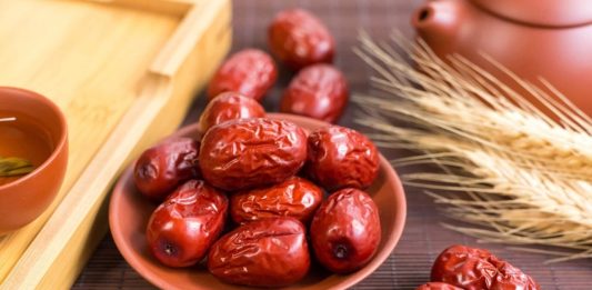 Bí Quyết Chọn Táo Đỏ Khô Ngon: Yên Tâm Về Chất Lượng, Trọn Vẹn Hương Vị