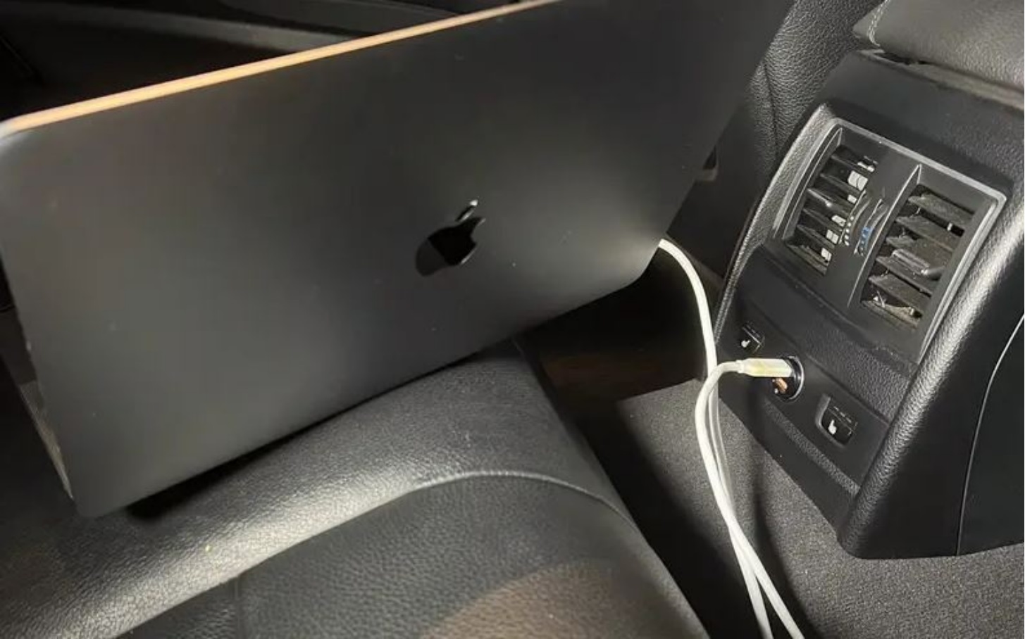 Cổng USB trên ô tô