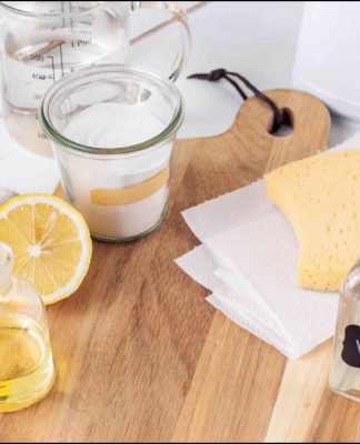 Làm Sạch Thớt Gỗ Hiệu Quả Với Muối Và Chanh: Bí Quyết Đơn Giản Tại Nhà