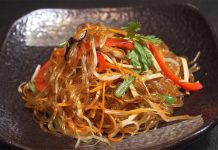 Mẹo Xào Miến Không Vón Cục, Dính Hoặc Nát Để Giữ Độ Dai Ngon Xào Miến