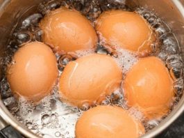 Vì sao trứng luộc dễ bị nứt vỏ và cách khắc phục hiệu quả