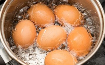 Vì sao trứng luộc dễ bị nứt vỏ và cách khắc phục hiệu quả