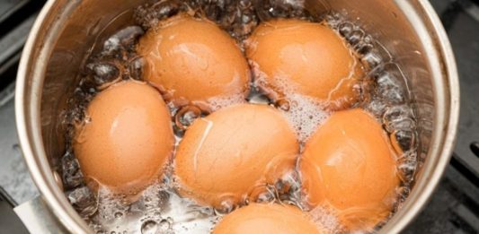 Vì sao trứng luộc dễ bị nứt vỏ và cách khắc phục hiệu quả