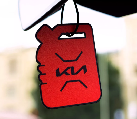 KIA tung nước hoa mùi xăng độc đáo cho người dùng xe điện, gợi nhớ hoài niệm động cơ đốt trong