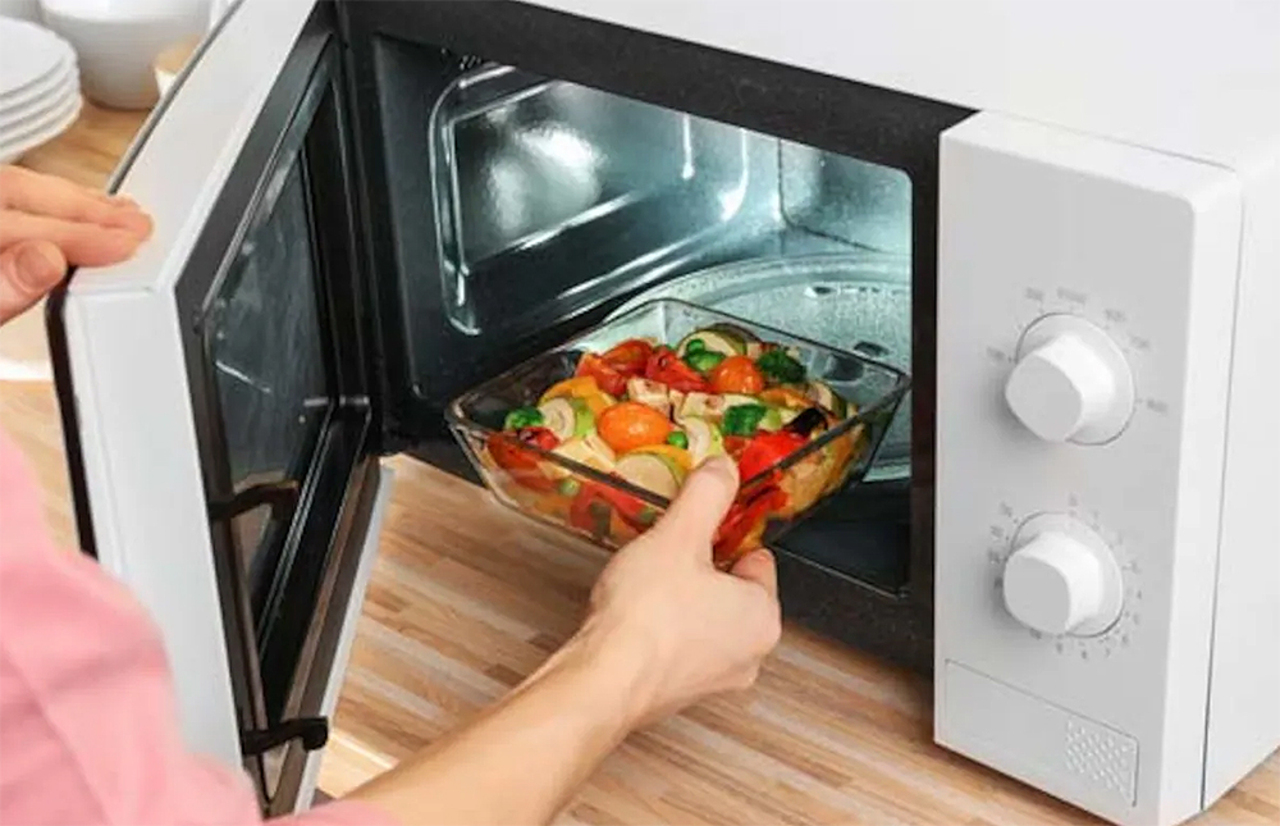hâm nóng rau bằng lò vi sóng
