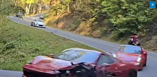 Siêu xe Ferrari 458 Spider nát tan tành khi đâm trực diện vào xe tải tại khúc cua “Đuôi Rồng” khét tiếng