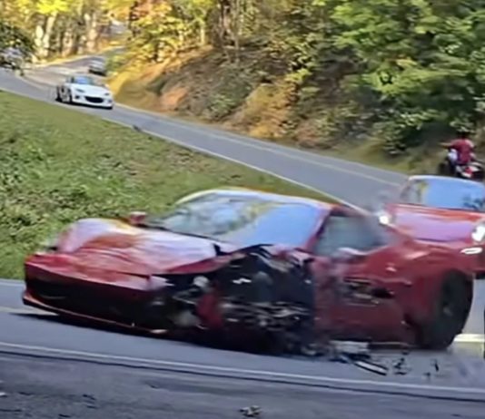 Siêu xe Ferrari 458 Spider nát tan tành khi đâm trực diện vào xe tải tại khúc cua “Đuôi Rồng” khét tiếng