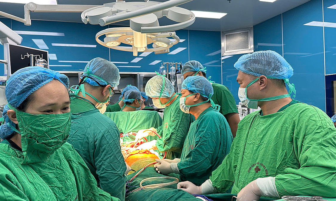 ghép phổi cho hai bệnh nhân cùng lúc