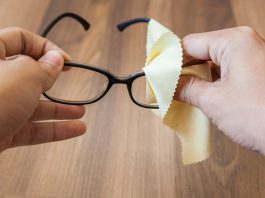 Hướng Dẫn Cách Làm Sạch Kính Mắt Đúng Cách Đơn Giản Tại Nhà