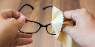 Hướng Dẫn Cách Làm Sạch Kính Mắt Đúng Cách Đơn Giản Tại Nhà