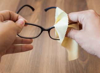 Hướng Dẫn Cách Làm Sạch Kính Mắt Đúng Cách Đơn Giản Tại Nhà