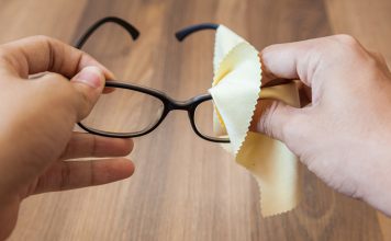 Hướng Dẫn Cách Làm Sạch Kính Mắt Đúng Cách Đơn Giản Tại Nhà