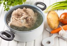 Có nên dùng nước luộc thịt để nấu canh? Những lưu ý dinh dưỡng và an toàn bạn cần biết